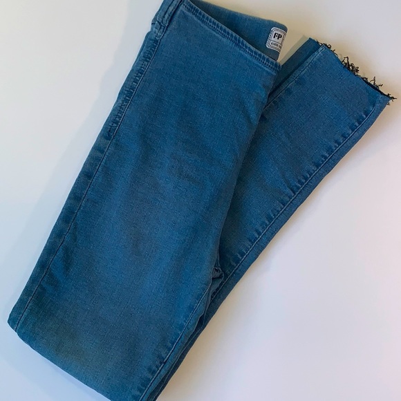 Free People Easy Goes It denim jogging leggings raw hem sz 26 w/ pockets - Picture 7 of 13